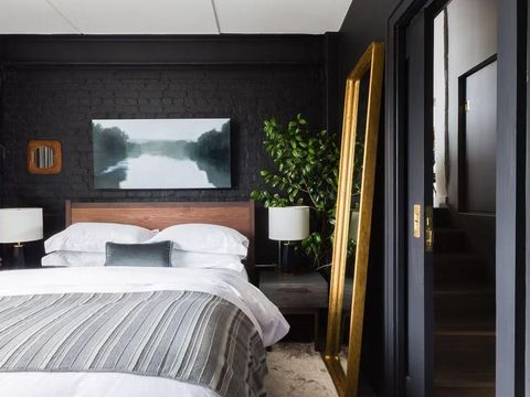 Ruangan tamu dengan tema gelap