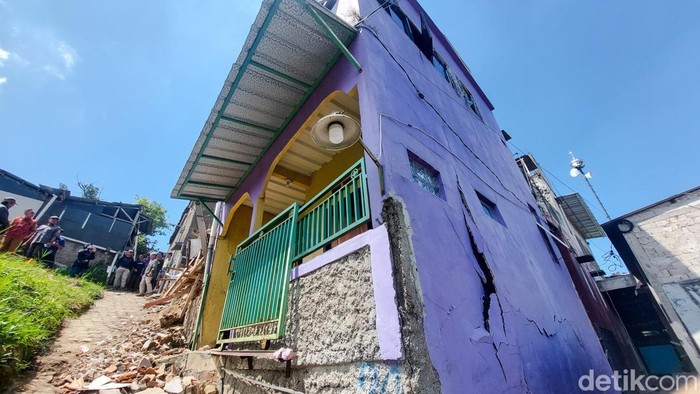 Rumah di Cimahi rusak gegara pergerakan tanah.