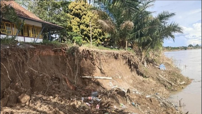 Rumah di Muba nyaris longsor.