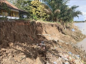 Ngeri! Rumah di Muba Nyaris Longsor Akibat Abrasi Sungai di Muba