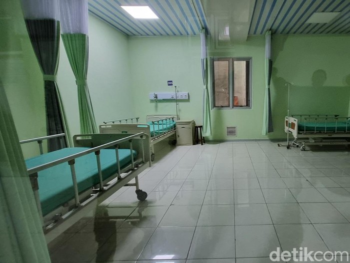 Salah satu ruangan bangsal KRIS di Rumah Sakit Panembahan Senopati Bantul yang berisi empat bed, Selasa (8/4/2025).