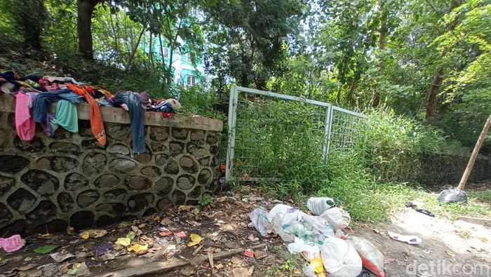 Sampah berserakan di sekitar Jalan Terusan Pemuda, Kota Cirebon