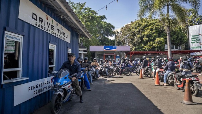 Petugas memeriksa nomor kendaraan milik warga saat penerapan pelayanan sistem ganjil genap di kantor Samsat Cimahi, Jawa Barat, Selasa (8/4/2025). Samsat Cimahi menerapkan pelayanan berbasis plat nomor ganjil genap untuk memberikan kenyamanan serta mengantisipasi antrean panjang wajib pajak usai libur dan cuti bersama Idul Fitri 1446 H. ANTARA FOTO/Abdan Syakura/nz