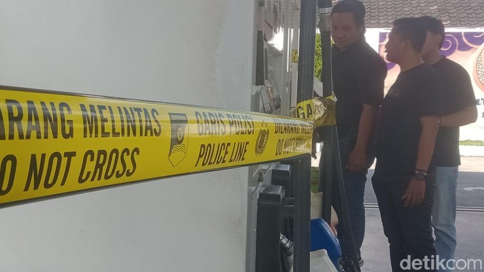 Satreskrim Polres Klaten memasang police line di SPBU Trucuk Klaten, Selasa (8/4/2025).