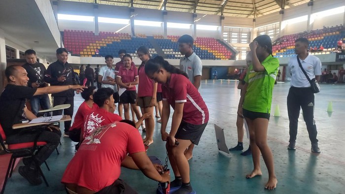 Sebanyak 800 atlet dari 48 cabor mengikuti tes fisik di GOR Undiksha Singaraja, Buleleng, Bali, Selasa (8/4/2025). (Wijaya Kusuma/detikBali)