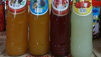 Satu lagi sirup legendaris dari Indonesia, yaitu Sirup Pohon Pinang. Diketahui kalau merek sirup ini ada sejak 1982 dan memproduksi beberapa varian rasa, yaitu terong belanda, leci, dan markisa. Foto: site news