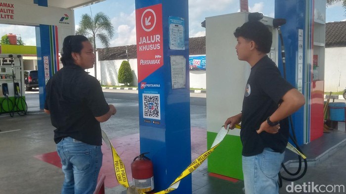 SPBU Trucuk Klaten digaris polisi buntut kendaraan macet usai isi Pertalite, Selasa (4/4/2025).