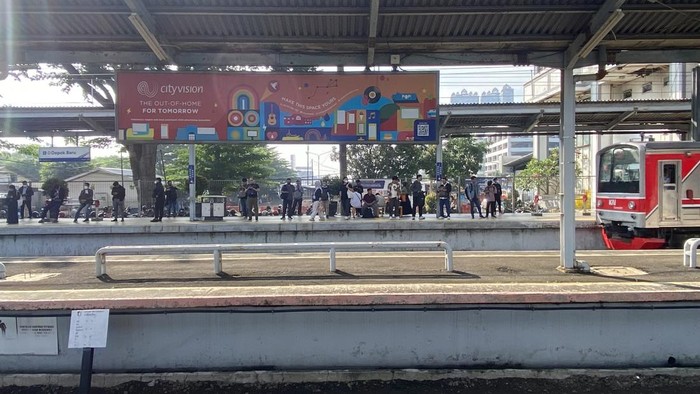 Stasiun Depok Baru Mulai Dipadati Anker