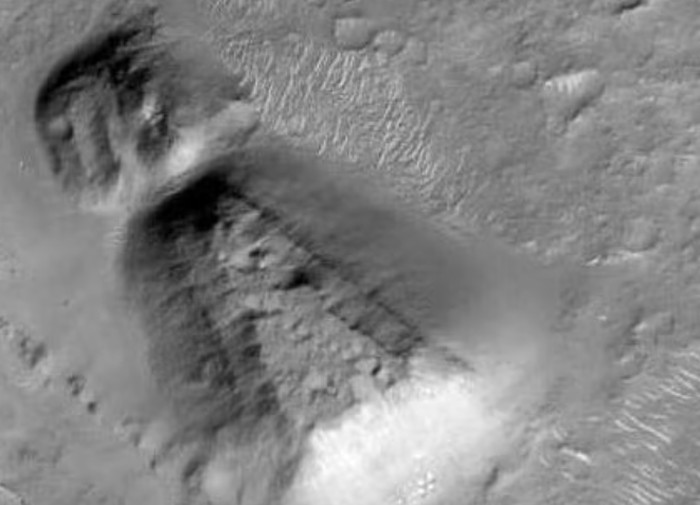 Struktur aneh di Mars