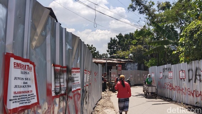 Suasana Gang Satata Sariksa, Kelurahan Sukahaji, Kota Bandung. Warga di sana saat ini sedang dilanda kecemasan karena menghadapi ancaman penggusuran.