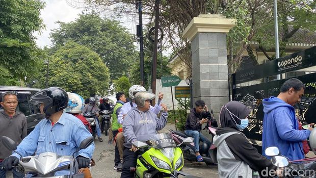 Suasana Samsat Depok diserbu warga ikut program pemutihan pajak. (Devi/detikcom)