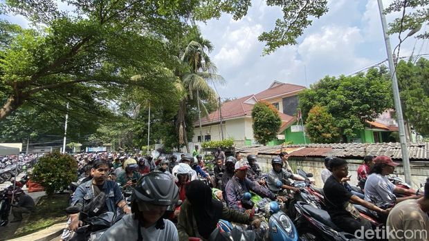 Suasana Samsat Depok diserbu warga ikut program pemutihan pajak. (Devi/detikcom)