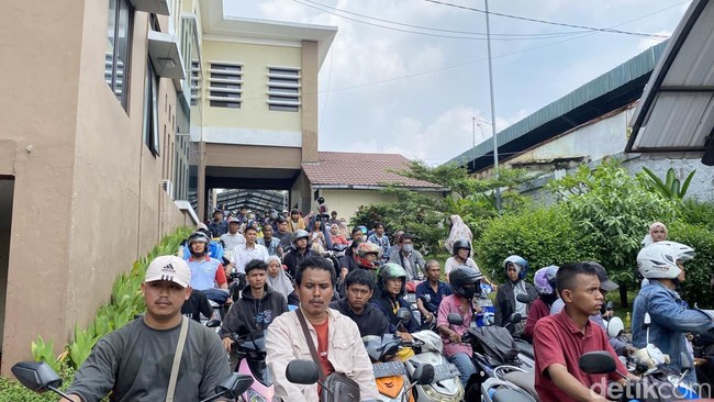Antrean Panjang di Samsat Usai Libur Panjang Lebaran