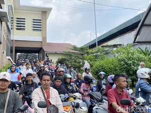 Samsat Depok Diserbu Warga Mau Pemutihan Pajak, Antrean Mengular ke Jalan