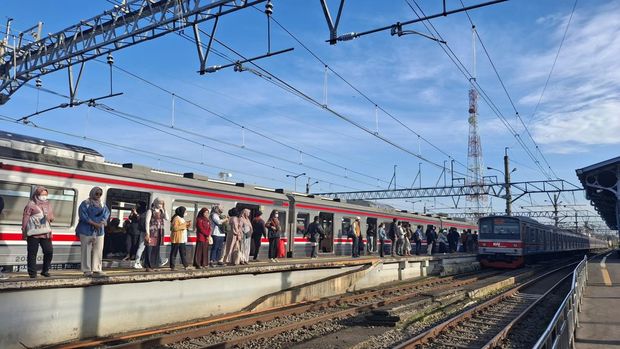 Suasana Stasiun Bogor sudah ramai oleh penumpang. Beberapa orang tampak masih rela antre di loket pembelian tiket manual (Solihin/detikcom)