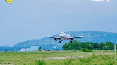 Momen Bersejarah! Super Air Jet Terbang Perdana di Buton