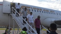 Momen penerbangan perdana Super Air Jet di Bandar Udara Betoambari, Baubau, Buton, Sulawesi Tenggara, ditandai dengan prosesi penurunan tamu (sebutan penumpang) dari pesawat. Tampak berjalan berurutan (bawah ke atas) dari pintu depan: Wakil Gubernur Sulawesi Tenggara, Ir. Hugua; Direktur Utama Super Air Jet, Ari Azhari; Anggota DPD RI Dapil Sulawesi Tenggara, Dr. H. Mazaat Amirul Tamim, M.Si; dan Kepala Kantor Otoritas Bandar Udara Wilayah V Makassar, Asri Santosa.