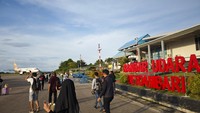 Traveler bersiap memasuki pesawat Super Air Jet tujuan Makassar dari Bandar Udara Betoambari, Baubau. Penerbangan ini menjadi bagian dari jaringan konektivitas Super Air Jet yang terhubung ke lebih dari 25 kota tujuan melalui Makassar, termasuk Jakarta, Surabaya, Bali, Balikpapan, Jayapura, dan lainnya.