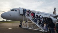 Penumpang tengah memasuki pesawat (boarding) dalam penerbangan perdana Super Air Jet dari Baubau menuju Makassar. Penerbangan ini membawa 180 tamu (penumpang), menandai awal layanan rute baru yang membuka akses lebih luas antarwilayah.
