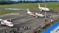 Situasi kesibukan penerbangan di Bandar Udara Betoambari, Baubau. Saat ini, bandara melayani penerbangan berjadwal menuju Makassar melalui dua maskapai: Wings Air dan Super Air Jet, yang turut mendukung konektivitas udara di wilayah Sulawesi Tenggara.