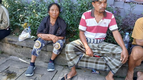 Pedagang cabai yang tas berisi uang dan emasnya tertinggal (kiri) di Terminal Klungkung.