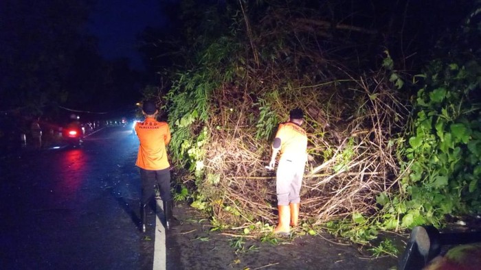 Tebing longsor tutup separuh jalan di Pamekasan.