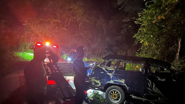 Teks foto: Kondisi mobil sekeluarga yang terjun ke jurang. (Dok. Satlantas Polres Binjai)