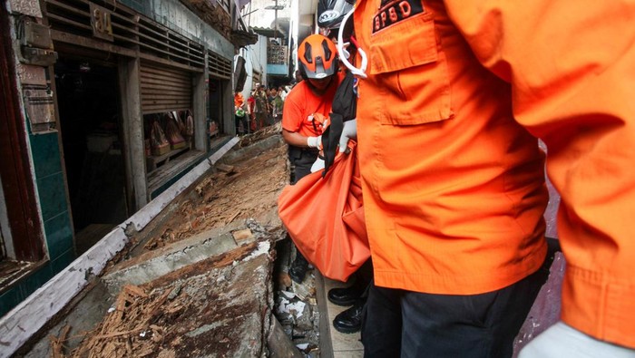 Tembok balkon sebuah rumah yang berimpitan dengan Pasar Kupang Gunung atau Pasar Jarak Surabaya ambruk, Selasa (8/4/2025). Satu orang tewas akibat tertimpa tembok balkon.