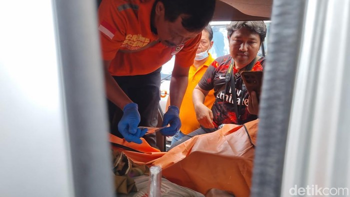 tembok Balkon Rumah dekat Pasar Jarak roboh timpa warga surabaya