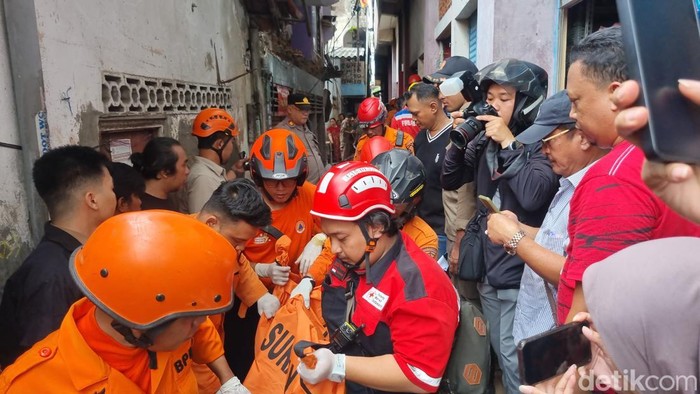 tembok Balkon Rumah dekat Pasar Jarak roboh timpa warga surabaya