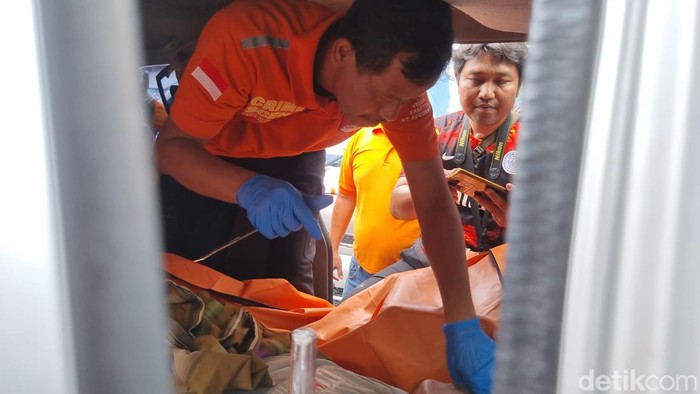 tembok Balkon Rumah dekat Pasar Jarak roboh timpa warga surabaya