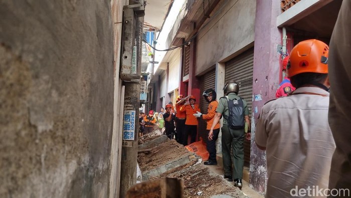 tembok roboh di pasar jarak timpa warga surabaya sebabkan 1 orang tewas
