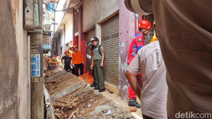 tembok roboh di pasar jarak timpa warga surabaya sebabkan 1 orang tewas