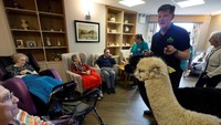 Satu dekade setelah meninggalkan pekerjaan kantornya untuk bertani, Alpaca Joe yang berusia 64 tahun telah menemukan pekerjaan baru untuk kawanannya yang terdiri dari 71 unta Amerika Selatan berbulu: terapi hewan untuk orang tua dan orang-orang dengan kebutuhan tambahan.