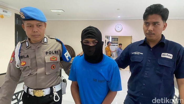 Tersangka ayah di Banjarnegara yang tega menggorok anak kandungnya dengan pisau dapur, Selasa (8/4/2025).