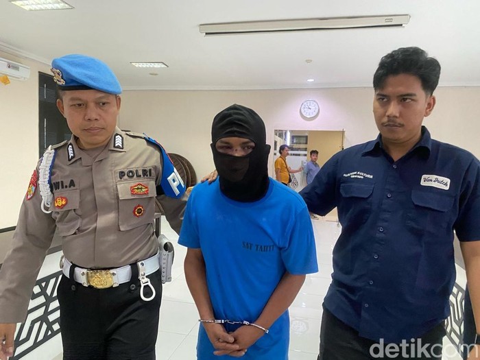 Tersangka ayah di Banjarnegara yang tega menggorok anak kandungnya dengan pisau dapur, Selasa (8/4/2025).