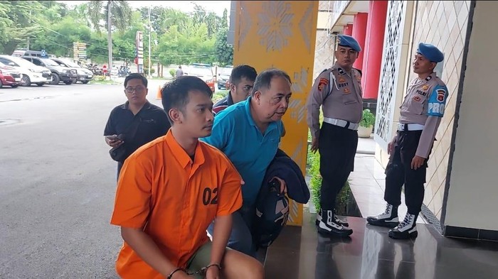 Tersangka Eki (26) yang menusuk pengunjung di THM Palembang ternyata mabuk miras.