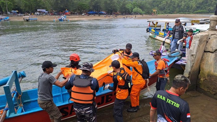 Tim SAR gabungan mengevakuasi remaja hilang terseret ombak di Pantai Jetis, Kecamatan Nusawungu, Cilacap, Selasa (8/4/2025).