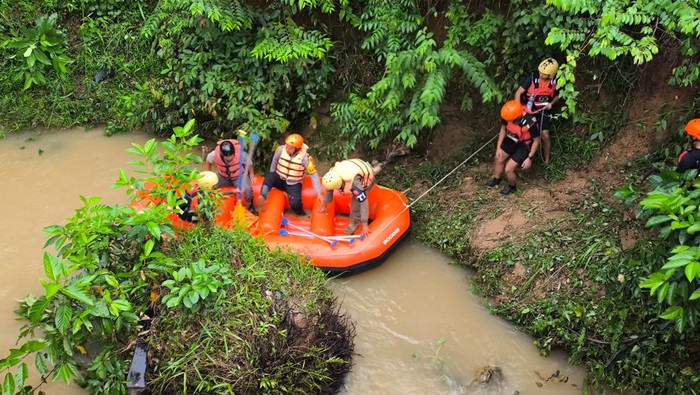 Tim SAR gabungan saat mencari jasad bayi 6 bulan. (Foto: Dok. Polres Palas).