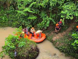 Mobil Rombongan Pemudik Terjun ke Sungai di Palas, Bayi 6 Bulan Hilang