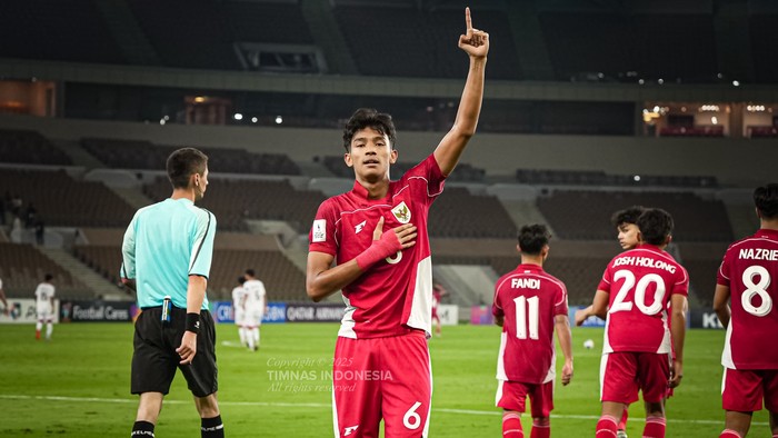 Evandra Florasta melakukan selebrasi setelah mencetak gol ke gawang Yaman, Senin (7/4).