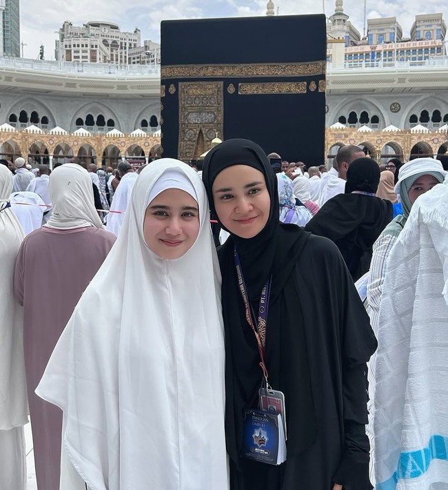 Pemain film KKN di Desa Penari itu juga mengunggah foto bersama Michelle Ziudith saat umrah. Warganet mengungkapkan wajah keduanya mirip. Foto: Instagram@tissabiani