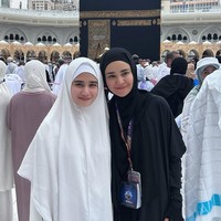 Pemain film KKN di Desa Penari itu juga mengunggah foto bersama Michelle Ziudith saat umrah. Warganet mengungkapkan wajah keduanya mirip. Foto: Instagram@tissabiani