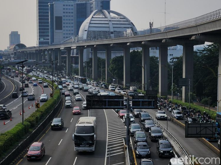 Tol Dalkot Ramai Lancar di Hari Pertama Masuk Kerja Usai Libur Lebaran