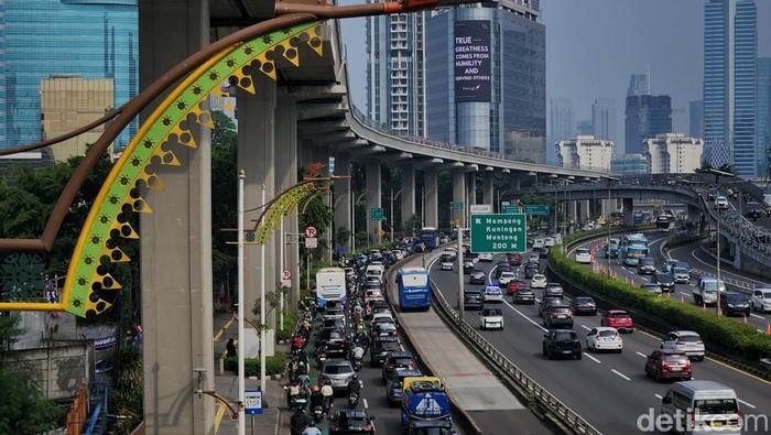 Tol Dalkot Ramai Lancar di Hari Pertama Masuk Kerja Usai Libur Lebaran Arus lalu-lintas di jalan Tol Dalam Kota, Pancoran, Jakarta, Selasa (8/2025) terpantau ramai lancar pada hari pertama pascalibur bersama lebaran 1446 H. Begini potretnya.