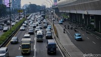 Sejumlah kendaraan melintasi Tol Dalam Kota, Pancoran, Jakarta.