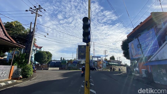 Traffic light atau lampu lalu lintas tidak berfungsi di Jalan Jenderal Ahmad Yani-Jalan Andi Mappangara, Kota Parepare.