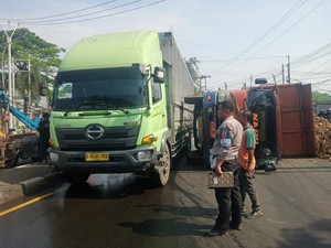 Kronologi Truk Sampah Terguling di Cileungsi Bogor, Sopir Luka-luka