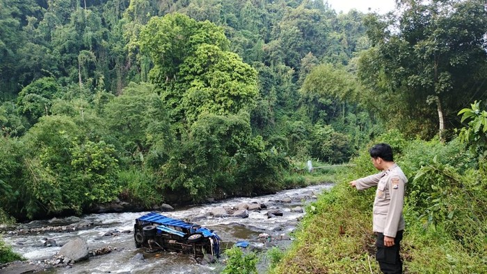 Truk masuk sungai di Malang