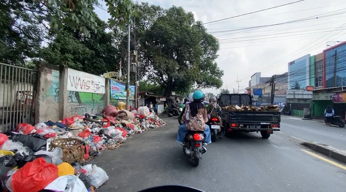 Tumpukan sampah di Jalan Raya Bogor, Cimanggis, Depok (Devi/detikcom)